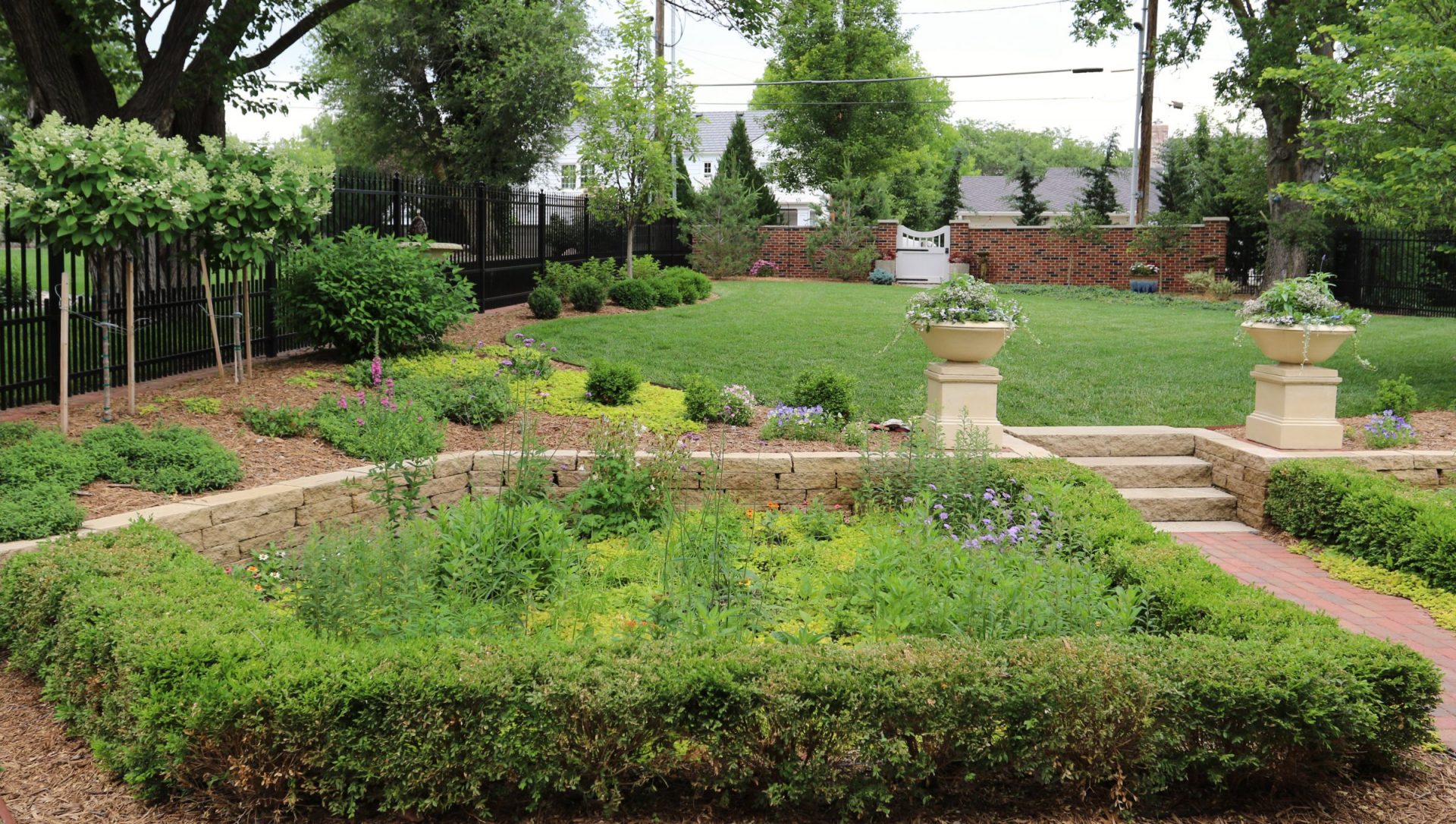 Landscape maintenance with seasonal plants 